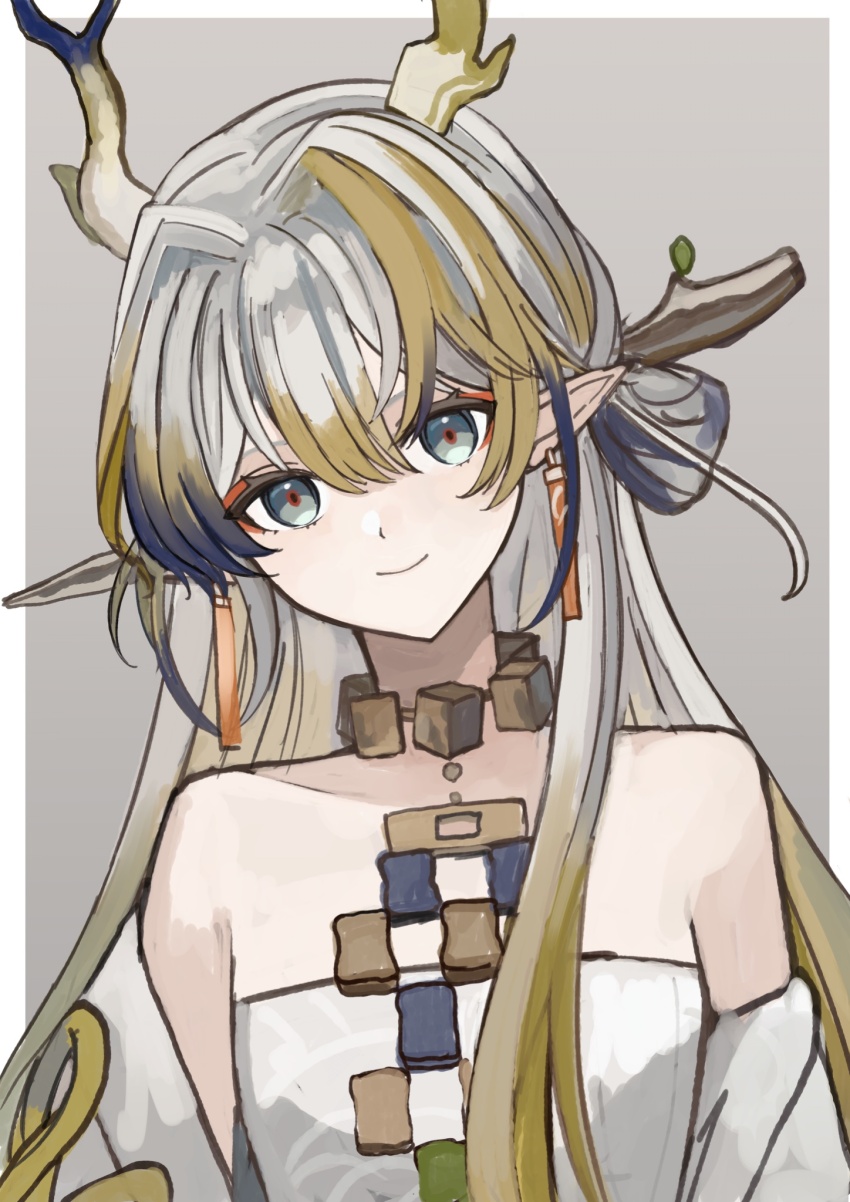 1girl arknights bare_shoulders blonde_hair blue_hair border closed_mouth commentary_request dragon_girl dragon_horns earrings eyeliner green_eyes grey_background grey_hair hair_between_eyes hair_intakes highres horns jewelry long_hair looking_at_viewer makeup multicolored_hair necklace off_shoulder orange_eyeliner outside_border pointy_ears shu_(arknights) smile solo strapless tube_top udo_(akn_otk) upper_body white_border white_tube_top
