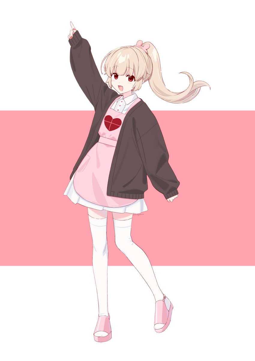 1girl apron blonde_hair blush brown_cardigan cardigan collared_shirt commentary fang full_body hair_ornament hashtag-only_commentary heart heart_print highres kisaragi_hina looking_at_viewer natori_sana open_mouth pink_apron pink_background pink_sandals ponytail rabbit_hair_ornament red_eyes sana_channel sandals shirt solo thighhighs two-tone_background virtual_youtuber white_background white_shirt white_thighhighs