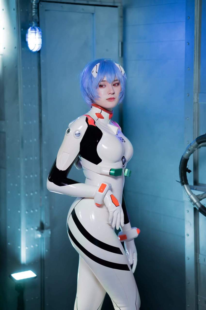 1girl ayanami_rei ayanami_rei_(cosplay) blue_hair cosplay highres latex mecha_pilot_suit neon_genesis_evangelion photo_(medium) plugsuit_(cosplay) plugsuit_(evangelion) red_eyes tagme