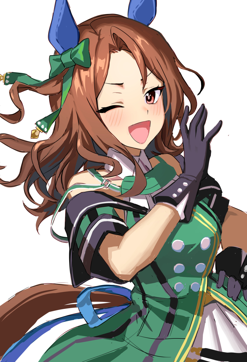 1girl absurdres animal_ears black_gloves blush bow brown_hair brown_tail commentary dress ear_bow ear_covers franz2543 gloves green_bow green_dress hand_on_own_hip highres horse_ears horse_girl horse_tail king_halo_(king_of_emeralds)_(umamusume) king_halo_(umamusume) long_hair looking_at_viewer off-shoulder_dress off_shoulder ojou-sama_pose one_side_up open_mouth red_eyes simple_background smile solo tail umamusume upper_body v-shaped_eyebrows white_background