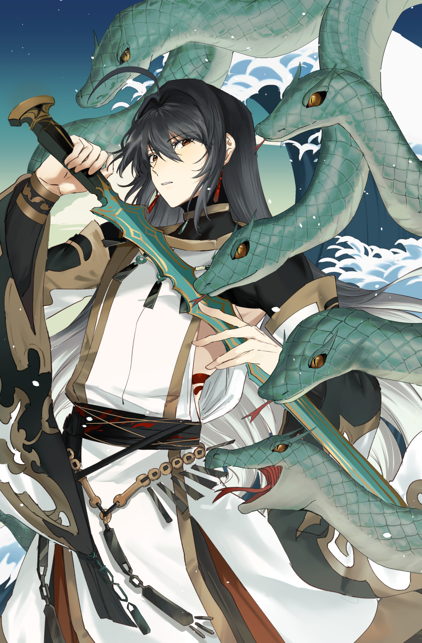 1other absurdres ahoge amenomurakumo-no-tsurugi_(fate) androgynous black_hair cowboy_shot fate/grand_order fate/samurai_remnant fate_(series) gradient_hair hair_intakes highres holding holding_sword holding_weapon japanese_clothes kimono long_hair looking_at_viewer multicolored_hair orange_eyes parted_lips phanta snake solo sword weapon white_hair white_kimono yamato_takeru_(fate)