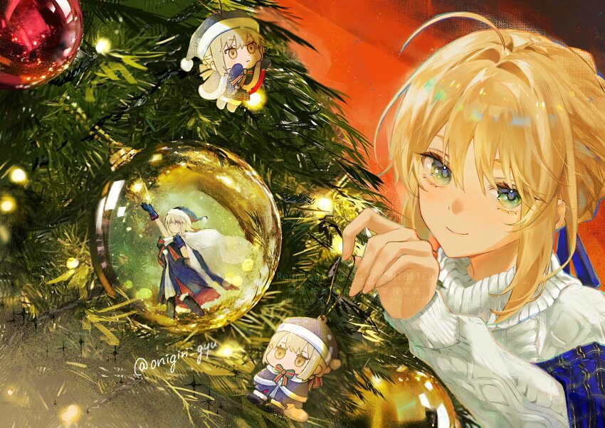 1girl ahoge artoria_pendragon_(fate) blonde_hair character_charm charm_(object) chibi christmas_tree closed_mouth commentary_request fate/grand_order fate/stay_night fate_(series) green_eyes hat highres holding holding_charm indoors looking_at_viewer nigiri saber_(fate) santa_alter santa_hat sidelocks sweater twitter_username upper_body white_sweater