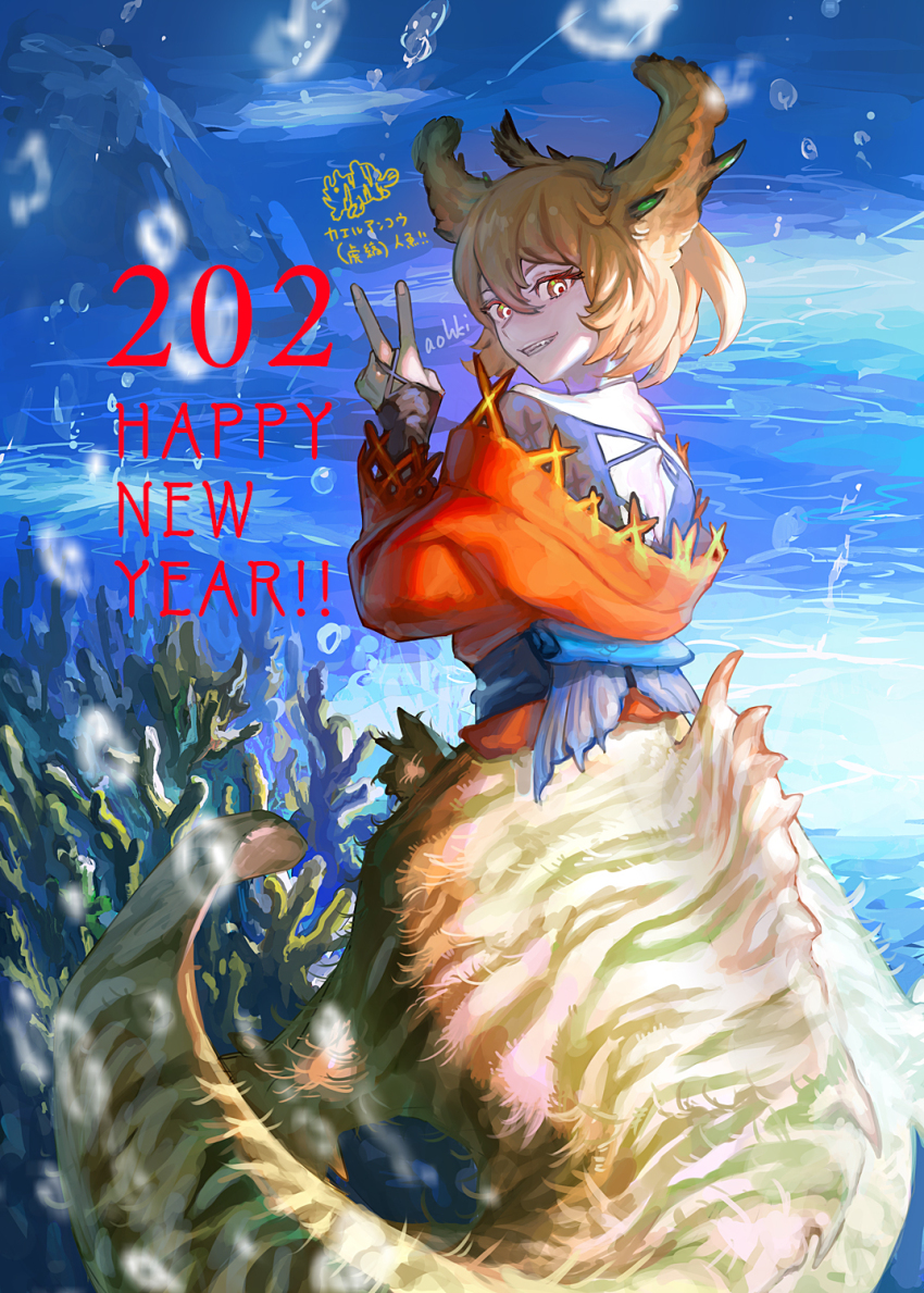 1girl 2022 air_bubble animal_ears back_cutout blue_background body_markings brown_fur brown_hair bubble chinese_zodiac clothing_cutout colored_eyelashes coral english_text fins frogfish glowing glowing_eyes grin hair_between_eyes hand_up highres long_sleeves looking_at_viewer looking_back mermaid monster_girl multicolored_eyes new_year off_shoulder orange_eyes original red_pupils short_hair smile spines taur tiger_stripes underwater v waterstaring white_eyes year_of_the_tiger