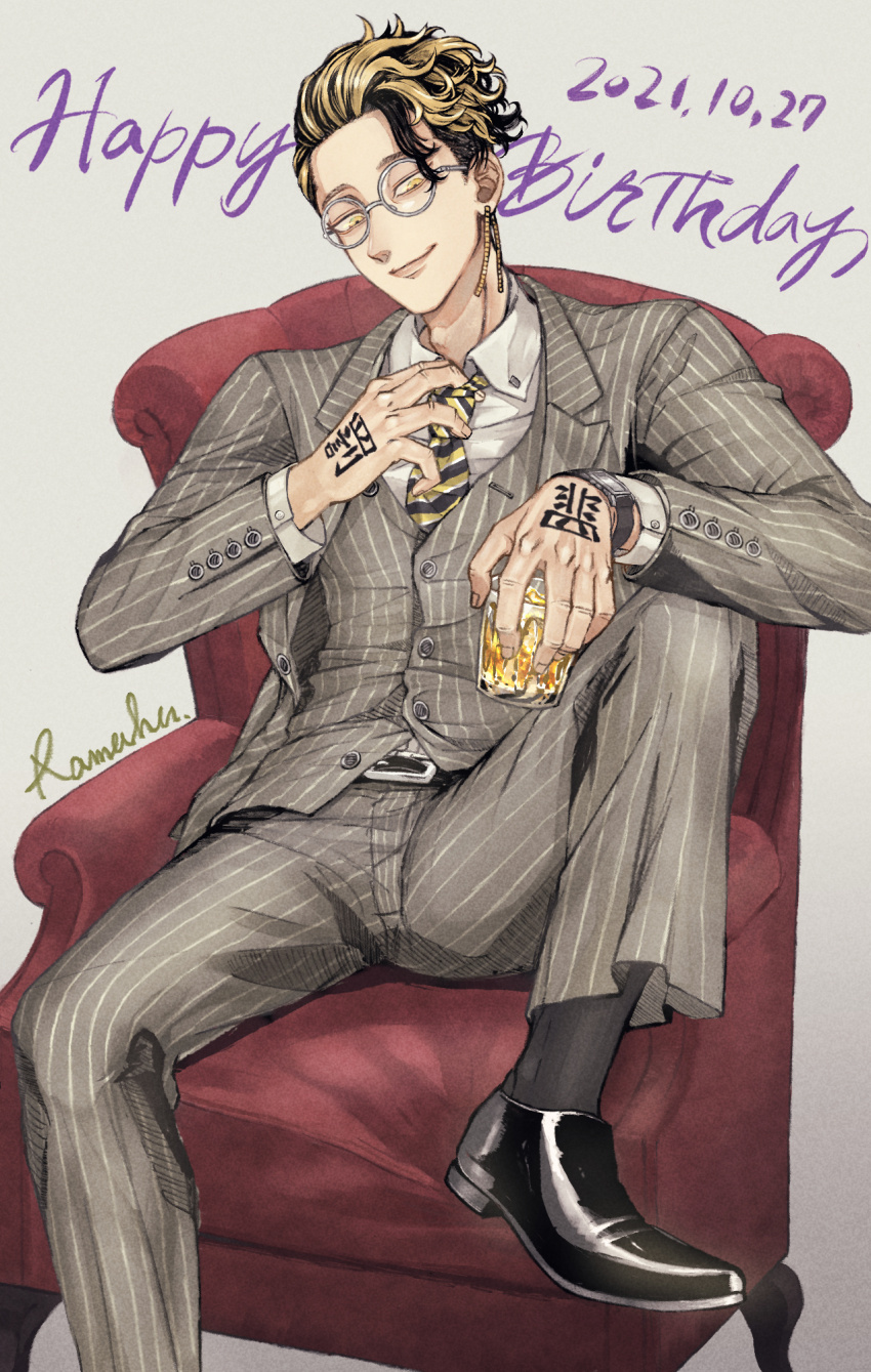1boy alcohol artist_name belt belt_buckle black_belt black_hair black_necktie black_shoes black_socks blonde_hair buckle buttons closed_mouth collared_shirt commentary_request cup dated diagonal-striped_clothes diagonal-striped_necktie drinking_glass earrings formal_clothes glasses grey_background grey_jacket grey_pants grey_suit grey_vest hand_tattoo hands_up hanma_shuuji happy_birthday highres holding holding_cup jacket jewelry knee_up lapels long_sleeves looking_at_viewer male_focus multicolored_hair necktie open_clothes open_jacket pants pinstripe_jacket pinstripe_pants pinstripe_pattern pinstripe_suit pinstripe_vest ramfu rocks_glass round_eyewear shirt shoes short_hair signature simple_background single_earring sitting smile smirk socks solo streaked_hair striped_clothes striped_necktie suit tattoo tokyo_revengers tumbler_glass vest watch white_shirt wing_collar wristwatch yellow_eyes yellow_necktie