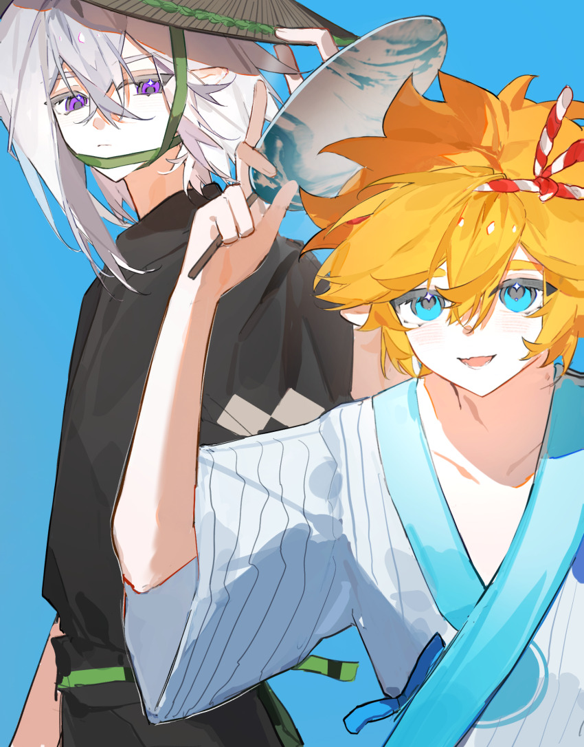 2boys :d alternate_costume aotu_world black_shirt blue_background blue_eyes chinese_commentary closed_mouth collarbone crossed_bangs grey_(aotu_world) grey_hair hair_between_eyes hand_fan hand_up hat highres holding holding_fan japanese_clothes kimono king_(aotu_world) konidog looking_at_viewer male_focus multiple_boys open_mouth pointy_ears purple_eyes shirt short_hair short_sleeves simple_background smile straw_hat upper_body white_hair wide_sleeves yaoi