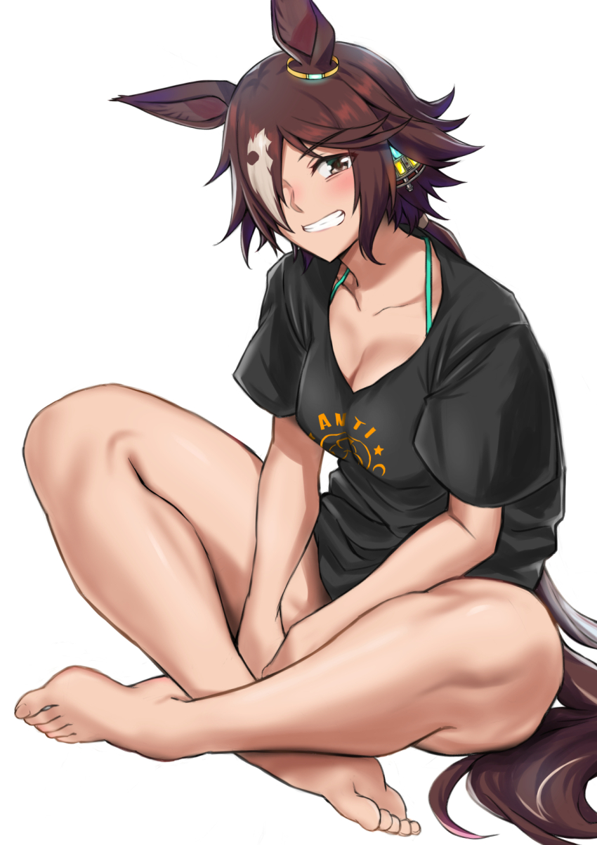 1girl alternate_costume barefoot black_shirt breasts brown_eyes brown_hair cleavage commentary_request crossed_legs ear_ornament feet hair_between_eyes hair_ornament hakase_yurisuki highres indian_style long_hair medium_breasts multicolored_hair shirt short_sleeves simple_background sitting solo streaked_hair toes umamusume very_long_hair vodka_(umamusume) white_background white_hair