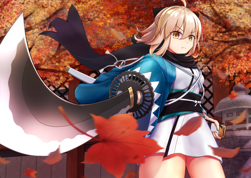 1girl absurdres ahoge autumn_leaves black_bow black_scarf blonde_hair bow closed_mouth commentary_request fate/grand_order fate_(series) floating_hair hair_bow half_updo haori highres holding holding_sword holding_weapon japanese_clothes katana kimono koha-ace leaf looking_at_viewer obi okita_souji_(fate) okita_souji_(koha-ace) open_clothes palasta sash scarf shinsengumi short_hair short_kimono solo sword tree weapon white_kimono yellow_eyes