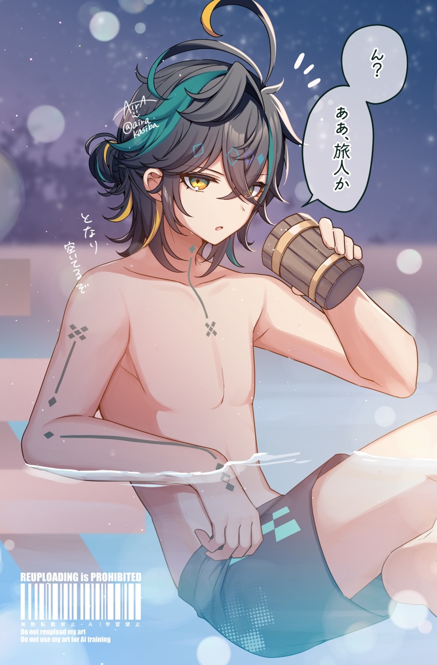 1boy arm_tattoo black_hair black_male_swimwear blonde_hair chest_tattoo cup genshin_impact green_eyes green_hair hair_between_eyes highres holding holding_cup kashiba_aira kinich_(genshin_impact) kinich_(hot_springs)_(genshin_impact) long_hair male_focus male_swimwear multicolored_hair neck_tattoo open_mouth solo speech_bubble tattoo topless_male translation_request