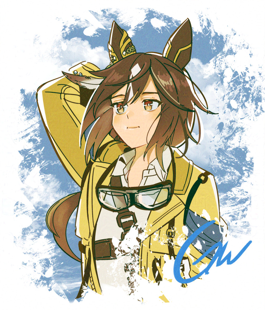 1girl animal_ears arm_up black_hair closed_mouth collared_shirt commentary_request ear_covers gaman goggles goggles_around_neck hair_between_eyes highres horse_ears horse_girl jacket low_ponytail multicolored_hair open_clothes open_jacket partial_commentary ponytail shirt signature simple_background smile solo stay_gold_(umamusume) streaked_hair umamusume upper_body white_background white_hair white_shirt yellow_background yellow_jacket