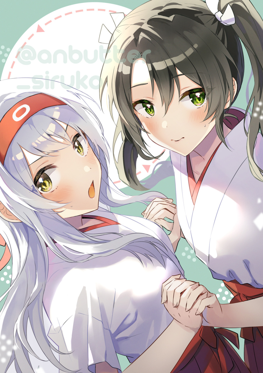 2girls anbutter_siruko blush closed_mouth commentary_request green_eyes green_hair hair_between_eyes hair_ribbon hakama hakama_skirt headband highres holding_hands japanese_clothes kantai_collection kimono long_hair looking_at_viewer multiple_girls open_mouth red_hakama red_headband ribbon shoukaku_(kancolle) skirt sweat twintails twitter_username white_hair white_kimono white_ribbon yellow_eyes zuikaku_(kancolle)