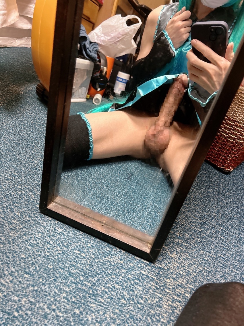 Playful Kotomitako in arm warmers and wig