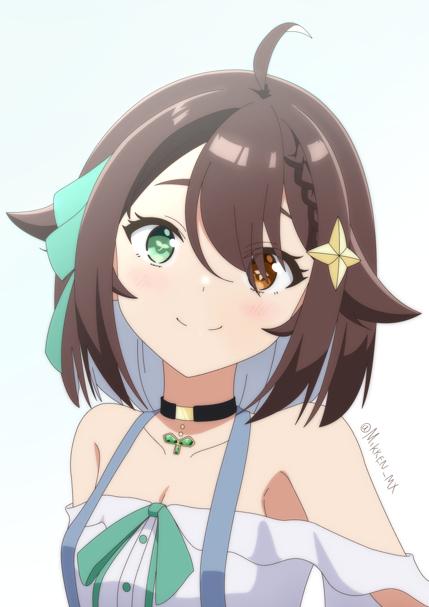 1girl absurdres ahoge bare_shoulders black_choker blue_hair bow braid brown_eyes brown_hair choker colored_inner_hair cross-shaped_pupils eyes_visible_through_hair green_bow green_eyes hair_bow hair_flaps hair_ornament heterochromia highres indie_virtual_youtuber light_blush medium_hair meica_(vtuber) meica_(vtuber)_(old_design) mikken_mx multicolored_hair off-shoulder_shirt off_shoulder shirt single_braid smile solo sprout-shaped_pupils sprout_pendant star_(symbol) star_hair_ornament suspenders symbol-shaped_pupils twitter_username two-tone_hair upper_body virtual_youtuber white_background white_shirt