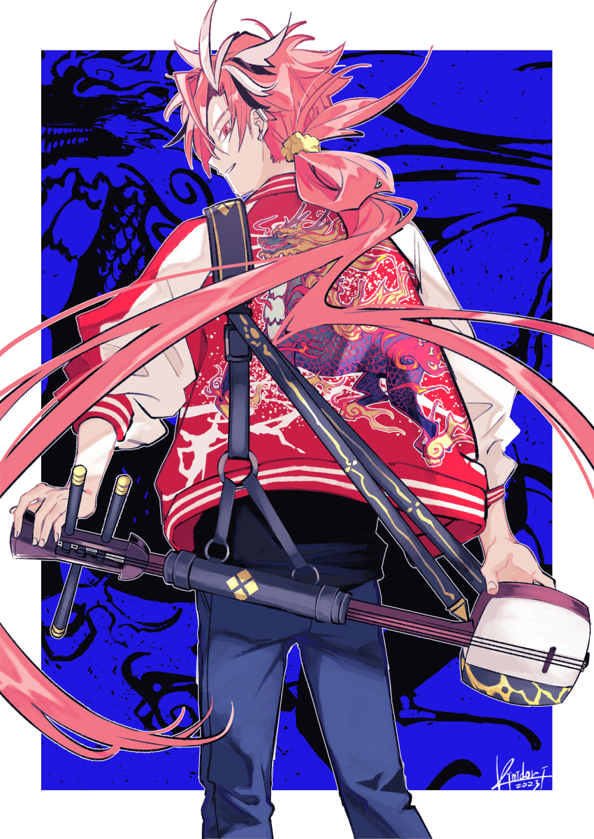 1boy artist_name black_hair blue_background blue_pants border cowboy_shot fate/grand_order fate_(series) folded_ponytail from_behind grin hair_ornament hair_scrunchie highres instrument instrument_on_back jacket kimidorix32 long_hair long_sleeves looking_at_viewer looking_back low_ponytail male_focus multicolored_hair outline outside_border pants pink_eyes pink_hair ponytail print_jacket qilin_(mythology) red_jacket scrunchie shamisen signature simple_background smile smirk solo standing streaked_hair sukajan takasugi_shinsaku_(fate) very_long_hair white_border white_hair white_outline yellow_scrunchie