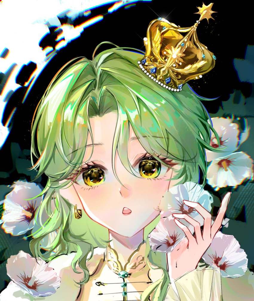 1girl :o androgynous cape chinese_commentary collared_shirt commentary_request crown earrings eyelashes flower flower_request forest frilled_sleeves frills gold_crown gold_earrings green_hair hair_between_eyes highres holding holding_flower hoop_earrings infinity_nikki jewelry light_blush light_particles lipstick long_hair long_sleeves looking_at_viewer makeup mini_crown nature nikki_(series) open_mouth outdoors parted_bangs pink_lips seli_(yzjmzzr) shirt side_cape single_sidelock solo surprised teeth tree twilight_oath_(infinity_nikki) upper_body upper_teeth_only wavy_hair white_cape white_flower yellow_eyes yellow_shirt