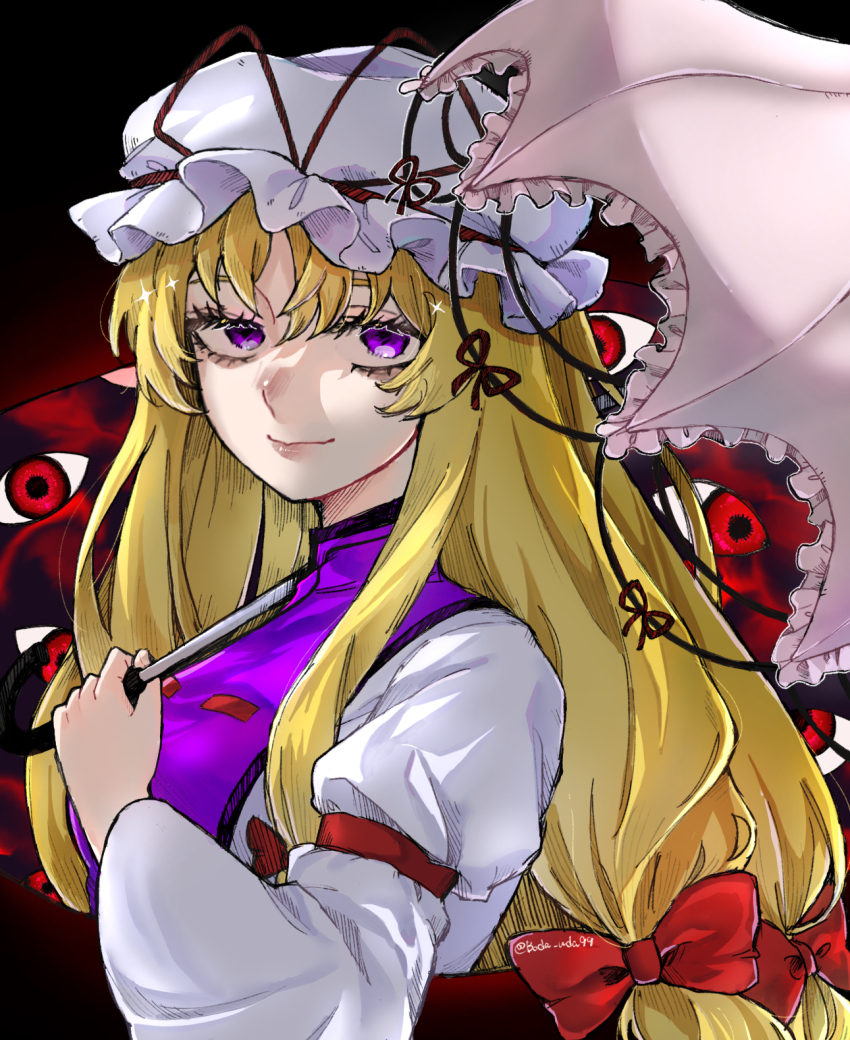 1girl blonde_hair boda_uba99 closed_mouth commentary dark_background dress from_side gap_(touhou) hair_ribbon hat highres holding holding_umbrella long_hair looking_at_viewer mob_cap purple_eyes purple_tabard red_eyes ribbon smile solo tabard touhou twitter_username umbrella upper_body white_dress yakumo_yukari
