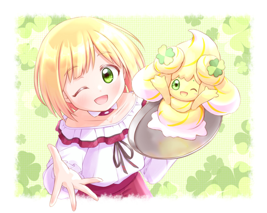 1girl ;d alcremie alcremie_(clover_sweet) arms_up blonde_hair choker clover crossover gen_8_pokemon green_background green_eyes hand_up highres long_sleeves nanabiko_34 nijisanji nintendo one_eye_closed open_mouth pokemon pokemon_(creature) short_hair smile suzuya_aki suzuya_aki_(1st_costume) tray upper_body virtual_youtuber