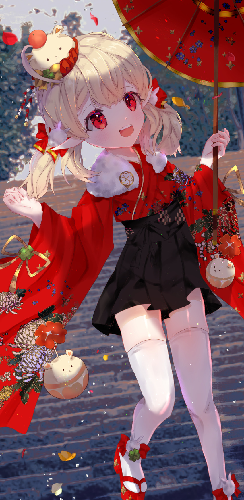 1girl :d absurdres ahoge alternate_costume blurry commentary_request depth_of_field fur_scarf genshin_impact hair_between_eyes hair_ornament hakama hakama_skirt highres holding holding_umbrella isuzu_(an_icy_cat) japanese_clothes jumpy_dumpty kimono klee_(genshin_impact) light_brown_hair long_hair long_sleeves looking_at_viewer low_twintails new_year obi oil-paper_umbrella open_mouth pointy_ears red_eyes sash sidelocks skirt smile solo standing thighhighs twintails umbrella white_thighhighs wide_sleeves zettai_ryouiki