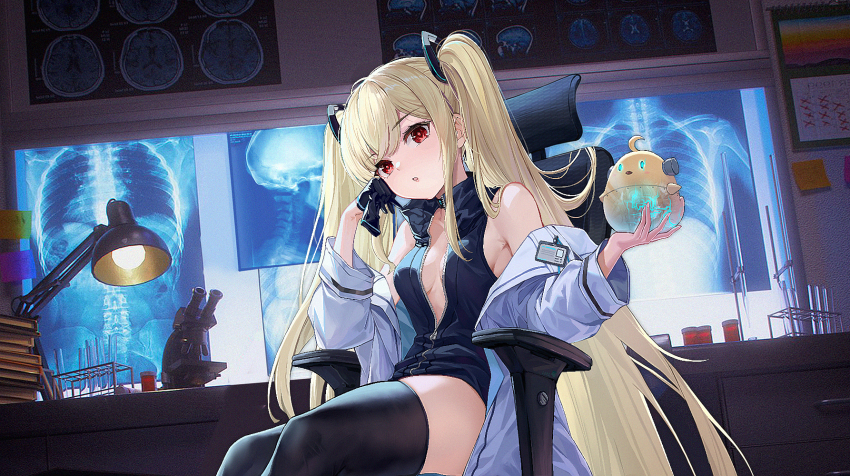 1girl 504_gateway azur_lane black_gloves black_thighhighs blonde_hair breasts desk_lamp gloves highres indoors lamp long_hair looking_at_viewer manjuu_(azur_lane) microscope official_alternate_costume partially_unzipped red_eyes ribs small_breasts solo soobrazitelny_(azur_lane) soobrazitelny_(the_machinery_of_life)_(azur_lane) thighhighs twintails very_long_hair x-ray_film