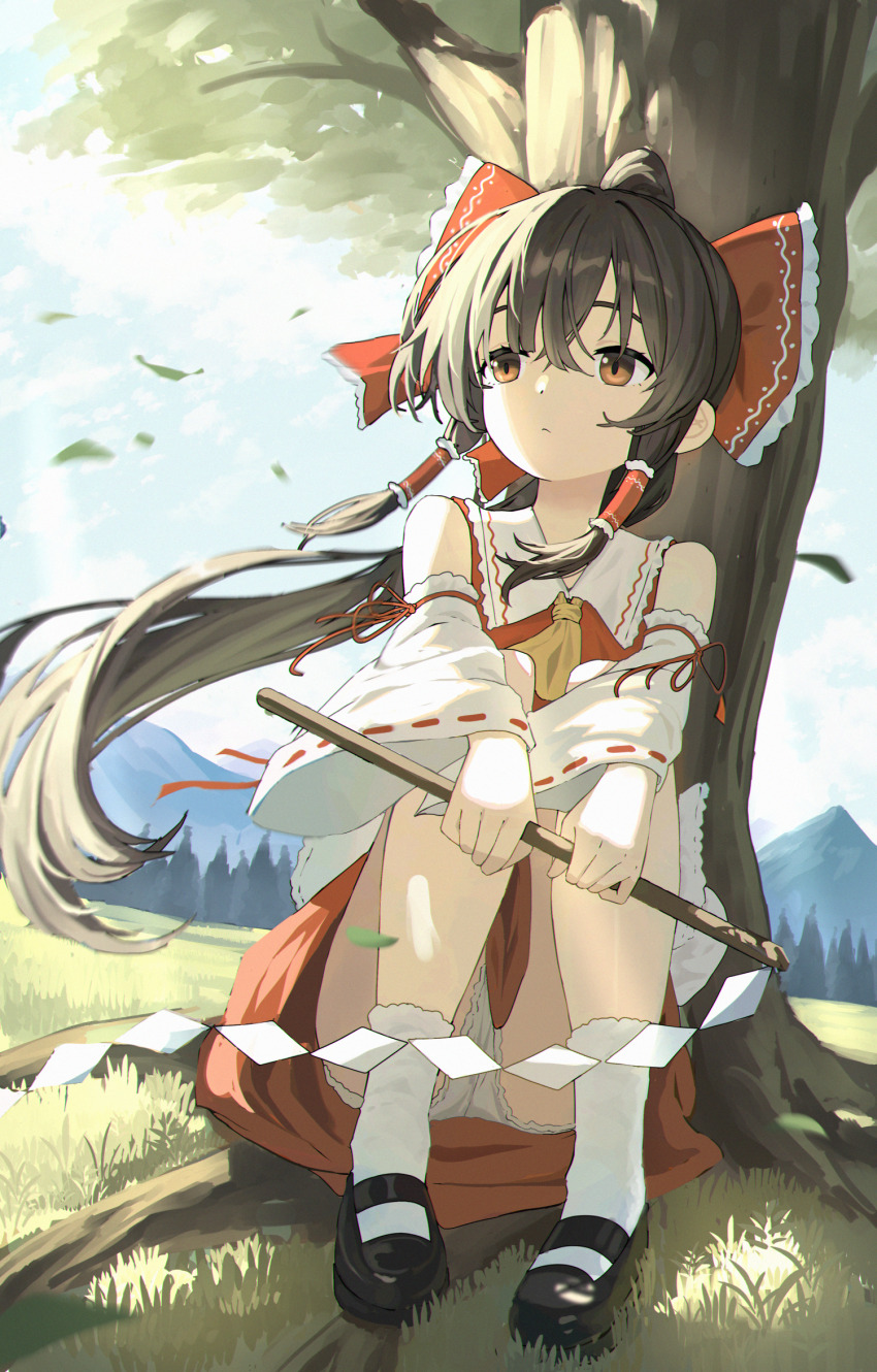 1girl ascot black_shoes bloomers bow brown_eyes brown_hair chinese_commentary closed_mouth commentary_request detached_sleeves falling_leaves frilled_bow frilled_hair_tubes frills gohei hair_bow hair_tubes hakurei_reimu highres holding holding_gohei leaf long_hair mary_janes mountainous_horizon outdoors ponytail red_bow red_skirt ribbon-trimmed_sleeves ribbon_trim shoes sitting skirt skirt_set socks solo touhou tree underwear upskirt very_long_hair white_bloomers white_socks yellow_ascot yiran_kuxiao