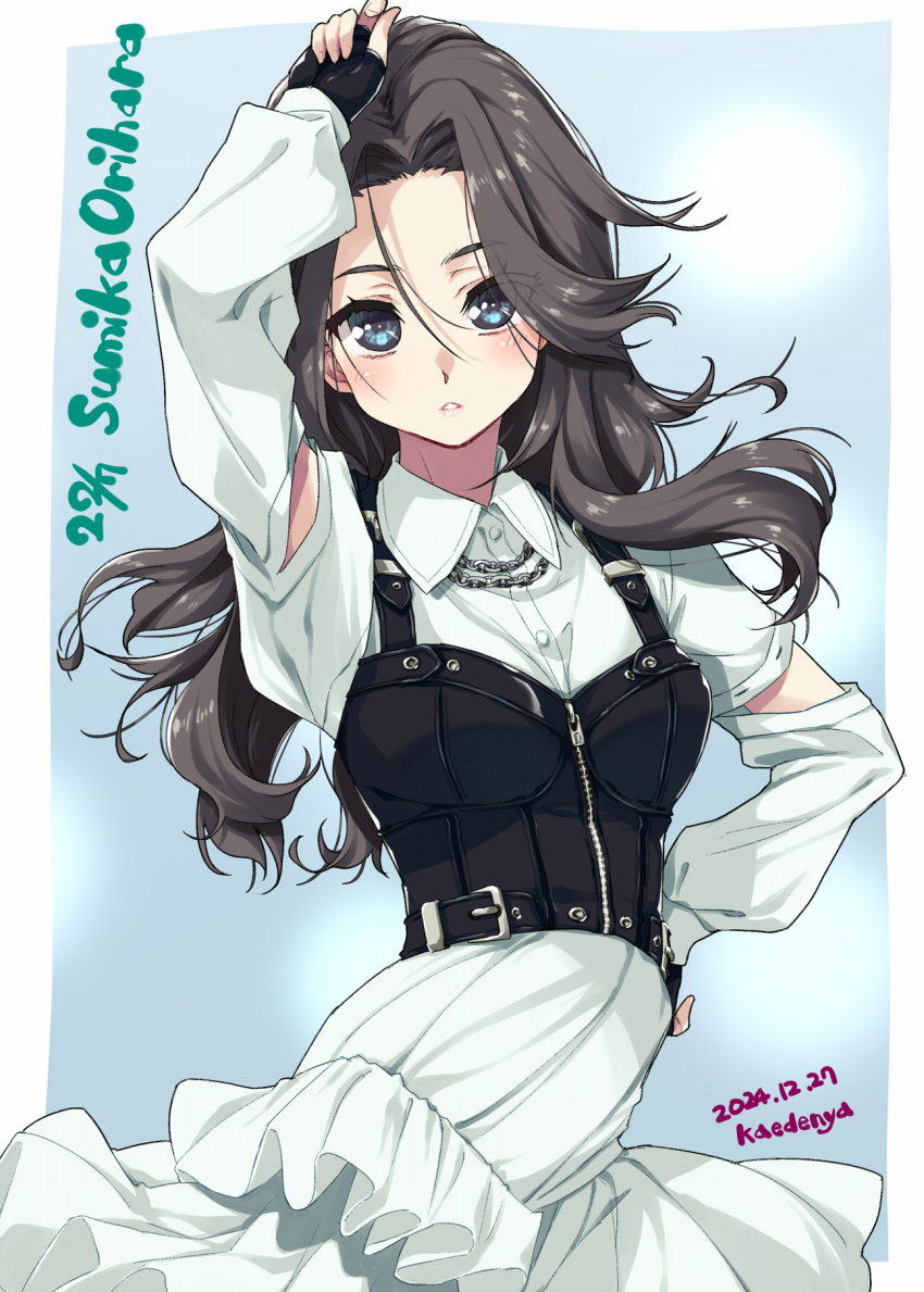 1girl 22/7 artist_name black_gloves blue_background blue_eyes bodice border character_name collared_dress copyright_name cowboy_shot curtained_hair dated dress fingerless_gloves gloves grey_hair group_name hand_on_own_head hand_on_own_hip highres kisairo_kaede long_hair long_sleeves looking_at_viewer orihara_sumika outside_border parted_lips rock_wa_shinanai solo standing wavy_hair white_border white_dress zipper