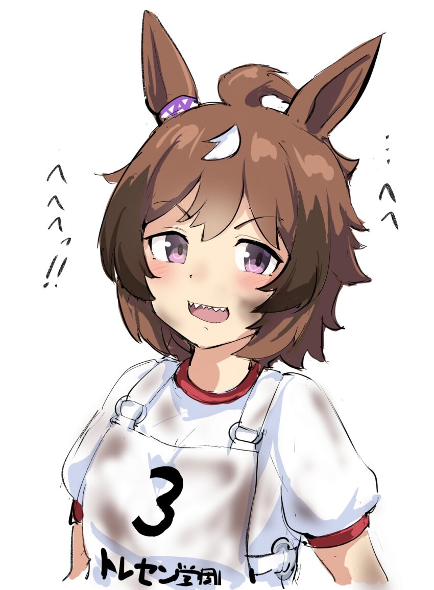 1girl ahoge animal_ears blush brown_hair dirty dirty_clothes dirty_face highres horse_ears looking_at_viewer open_mouth purple_eyes race_bib sharp_teeth shinko_windy_(umamusume) shirt short_sleeves smile solo teeth tenten_(chan4545) translation_request umamusume upper_body upper_teeth_only v-shaped_eyebrows white_background white_shirt