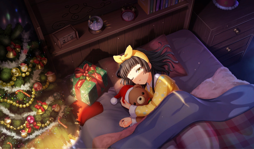 1girl alarm_clock black_hair blunt_bangs book bow_hairband box christmas_ornaments christmas_tree cinderella_series clock from_above game_cg gift gift_box hachigatsu_no_cinderella_nine hairband head_on_pillow highres holding holding_stuffed_toy indoors long_hair long_sleeves lying non-web_source official_art on_bed on_side one_eye_closed pajamas parted_lips pillow red_pillow solo stuffed_animal stuffed_toy teddy_bear tsukishima_yui_(hachigatsu_no_cinderella_nine) yellow_eyes yellow_hairband yellow_pajamas