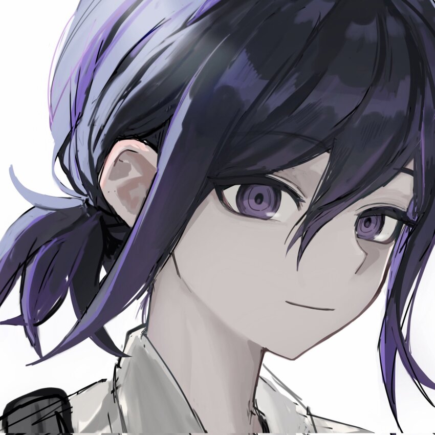 1boy androgynous close-up closed_mouth danganronpa_(series) danganronpa_v3:_killing_harmony flipped_hair hair_between_eyes highres korean_commentary light_smile looking_at_viewer low_ponytail male_focus nuns197 oma_kokichi pale_skin ponytail portrait purple_eyes purple_hair ringed_eyes shirt short_hair short_ponytail simple_background sketch solo white_background white_shirt