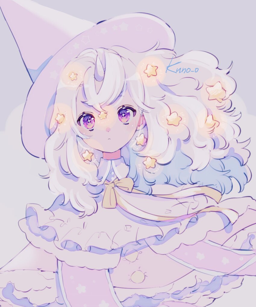 1girl artist_name closed_mouth frills grey_hair hair_ornament hair_ribbon hat highres jikuno long_hair looking_at_viewer original pink_hat purple_hair ribbon simple_background solo star_(symbol) star_hair_ornament upper_body wavy_hair white_hair witch_hat