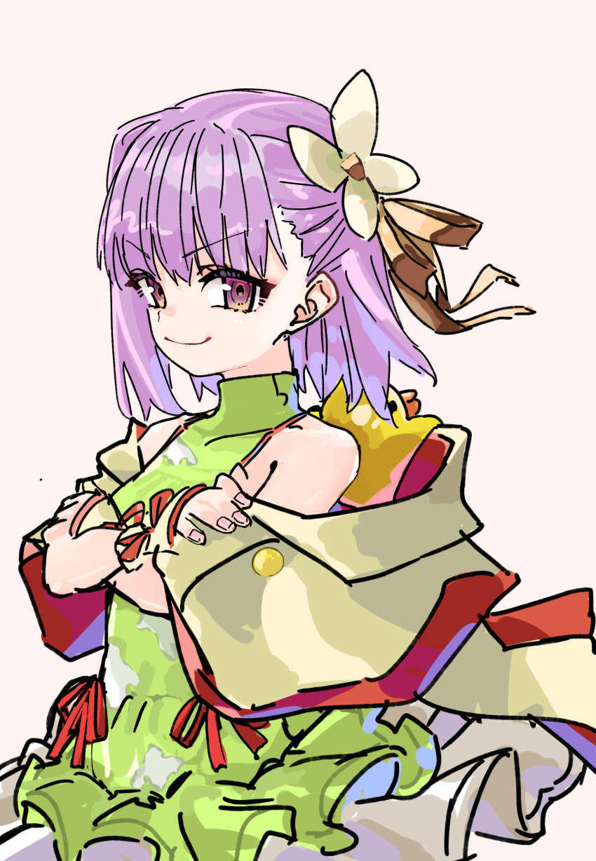 1girl absurdres bare_shoulders bow brown_ribbon commentary_request cowboy_shot crossed_arms dress fate/grand_order fate_(series) fingernails green_dress hair_bow hair_ornament highres jacket kazuradrop_(fate) kazuradrop_(third_ascension)_(fate) looking_at_viewer niwaikanai off_shoulder pink_background purple_eyes purple_hair red_ribbon ribbon rubber_duck short_hair simple_background smile solo