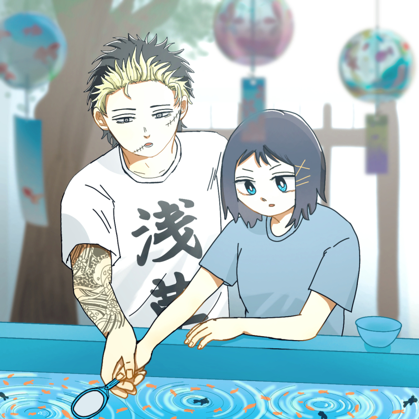 1boy 1girl arm_tattoo black_hair blonde_hair blue_eyes bob_cut bowl bradley_hana fish_tank goldfish_scooping grey_eyes hair_ornament hairpin highres holding_hands inomoto_natsuki inverted_bob lantern multicolored_hair ofuda outdoors paper_lantern poi_(goldfish_scoop) print_shirt sasugaaneki shirt stitched_face stitched_mouth stitches t-shirt tattoo tree water white_shirt youchien_wars