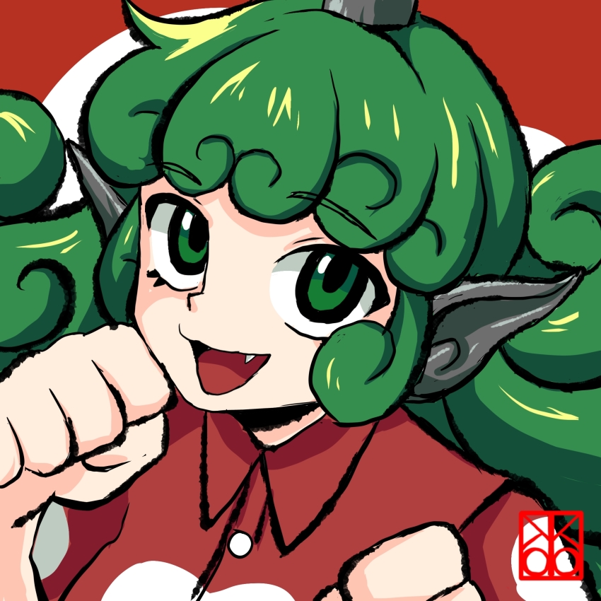 1girl :3 close-up cloud_print commentary curly_hair fang green_eyes green_hair hand_up highres horns kariyushi_shirt komainu_ears komainu_girl komano_aunn long_hair open_mouth paw_pose red_background red_shirt shirt shishi_(kuroear99) short_sleeves signature single_horn smile solo touhou two-tone_background upper_body white_background