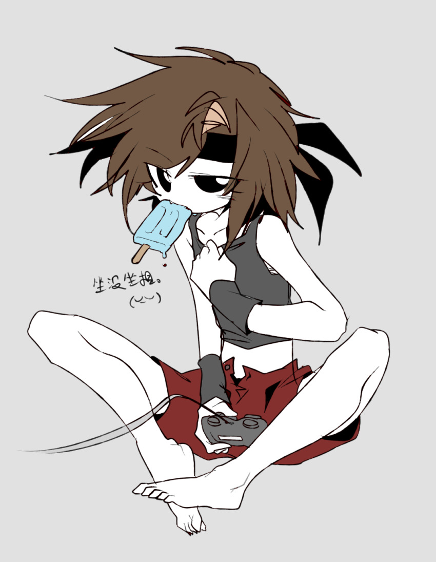 1other androgynous bare_legs bare_shoulders barefoot black_eyes black_headband black_tank_top brown_hair cable chinese_text collarbone commentary controller denim denim_shorts dripping english_commentary food food_in_mouth full_body game_controller grey_background hand_on_own_chest headband highres holding holding_controller holding_game_controller knees_apart_feet_together kurohebi len&#039;en ling_s looking_ahead medium_hair midriff other_focus partially_undressed playing_games popsicle red_shorts shorts simple_background solo tank_top toes translation_request unbuttoned
