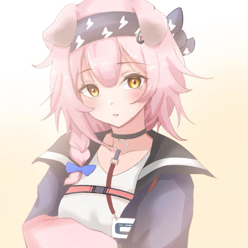 1girl animal_ears arknights black_choker black_hairband black_jacket choker collarbone commentary goldenglow_(arknights) gradient_background hairband highres jacket looking_at_viewer mameppu medium_hair open_clothes open_jacket parted_lips pink_hair shirt solo strap t-shirt upper_body white_background white_shirt yellow_background yellow_eyes