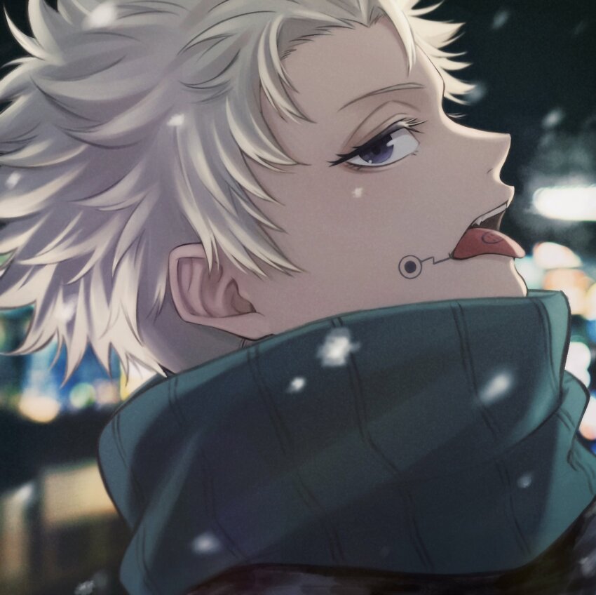 1boy blurry blurry_background city_lights cityscape commentary_request facial_mark from_side green_scarf highres inumaki_toge jujutsu_kaisen looking_at_viewer male_focus moxamog night open_mouth outdoors portrait purple_eyes scarf short_hair snowing solo spiked_hair teeth tongue tongue_out upper_teeth_only white_hair