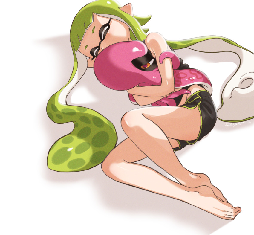 1girl animal artist_name barefoot black_shirt black_shorts blunt_bangs closed_eyes commentary dated dolphin_shorts fetal_position green_hair holding holding_animal inkling inkling_girl inkling_player_character long_hair looking_at_viewer looking_back lying mask nintendo octoling octoling_(swim_form) octoling_player_character octopus on_side pointy_ears shirt short_shorts shorts signature simple_background sleeping splatoon_(series) tank_top tentacle_hair white_background yeneny