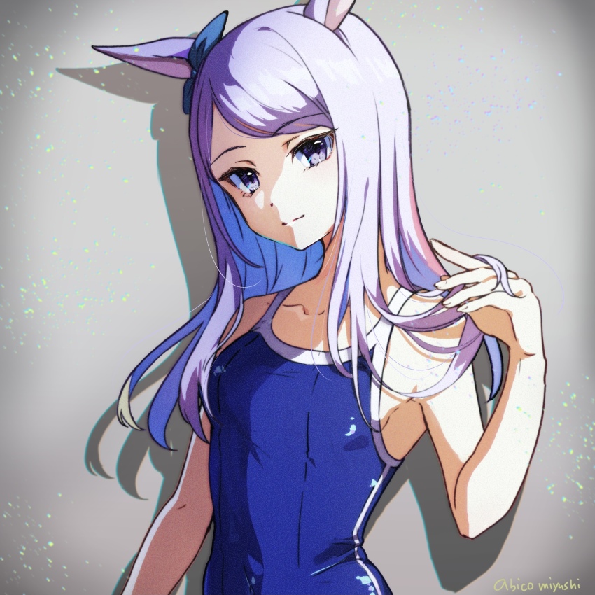 1girl abicomiyushi animal_ears blue_bow blue_one-piece_swimsuit bow breasts chromatic_aberration collarbone competition_school_swimsuit from_side grey_background hair_bow head_tilt highres holding holding_own_hair horse_ears horse_girl long_hair mejiro_mcqueen_(umamusume) one-piece_swimsuit purple_eyes school_swimsuit shadow signature silver_hair simple_background small_breasts solo swept_bangs swimsuit umamusume upper_body