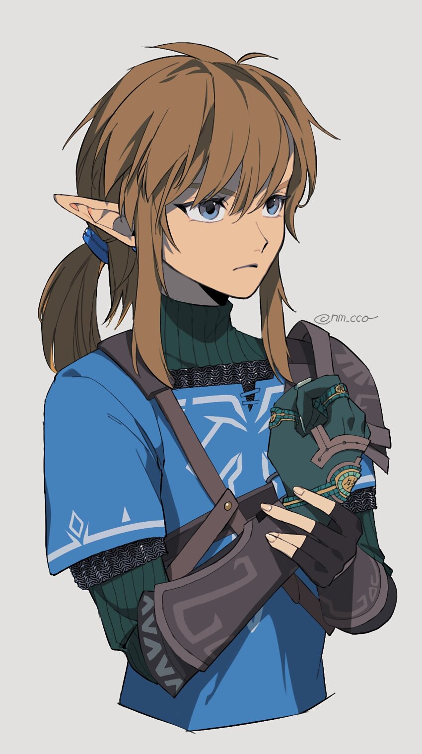 1boy ao_haruki armor black_gloves blonde_hair blue_eyes blue_tunic chainmail claws clenched_hand closed_mouth colored_skin cropped_torso earrings fingerless_gloves gloves green_sweater grey_background hair_between_eyes hair_tie highres holding_own_wrist jewelry leather_armor link low_ponytail male_focus medium_hair multicolored_skin nintendo pointy_ears ponytail sidelocks single_shoulder_pad solo sweater the_legend_of_zelda the_legend_of_zelda:_tears_of_the_kingdom tunic turtleneck turtleneck_sweater twitter_username two-tone_skin upper_body