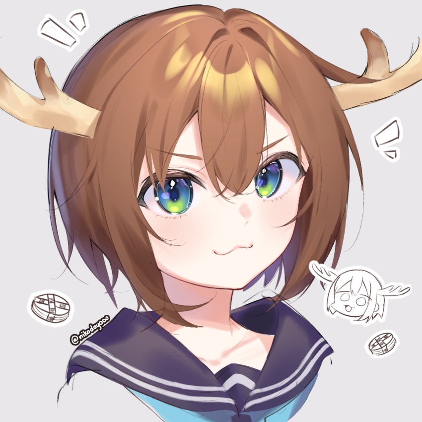 1girl :3 antlers black_sailor_collar blue_eyes blue_neckerchief brown_hair chibi chibi_inset collared_shirt commentary cropped_shoulders deer_antlers deer_cracker deer_girl gradient_eyes green_eyes grey_background hair_intakes highres horns looking_at_viewer multicolored_eyes neckerchief nikoo_(nikodayooo) portrait sailor_collar school_uniform shikanoko_noko shikanoko_nokonoko_koshitantan shirt short_hair twitter_username