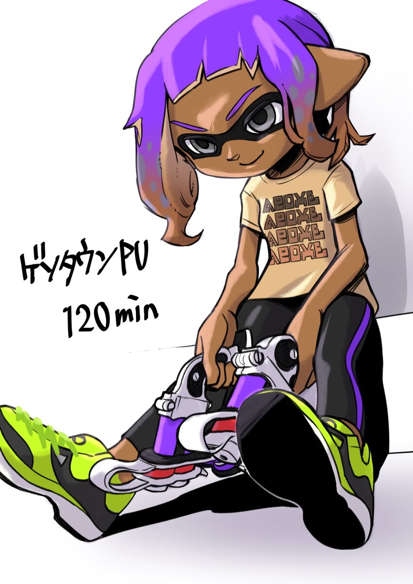 1boy black_leggings brown_hair brown_shirt closed_mouth colored_tips commentary_request full_body grey_eyes highres inkling inkling_boy inkling_player_character leggings male_focus medium_hair multicolored_hair nintendo pointy_ears print_shirt purple_hair shirt shoes simple_background sitting smile solo splatoon_(series) splatoon_3 tentacle_hair tetra_dualies_(splatoon) translation_request two-tone_hair white_background xdies_ds