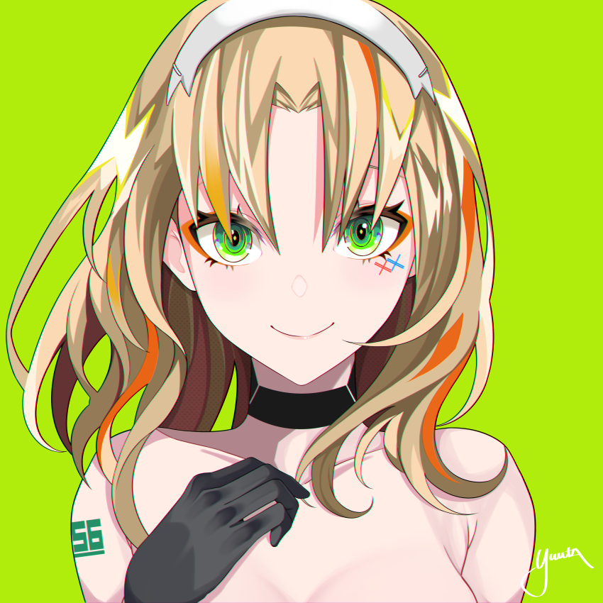 1girl absurdres bad_id bad_pixiv_id black_choker black_gloves breasts brown_hair choker closed_mouth collarbone darling_in_the_franxx eyebrows_hidden_by_hair gloves green_background green_eyes hairband hand_up highres kokoro_(darling_in_the_franxx) light_brown_hair long_hair looking_at_viewer medium_breasts multicolored_hair orange_hair parted_bangs signature simple_background smile solo streaked_hair upper_body white_hairband yuuta_(yuuta0312)
