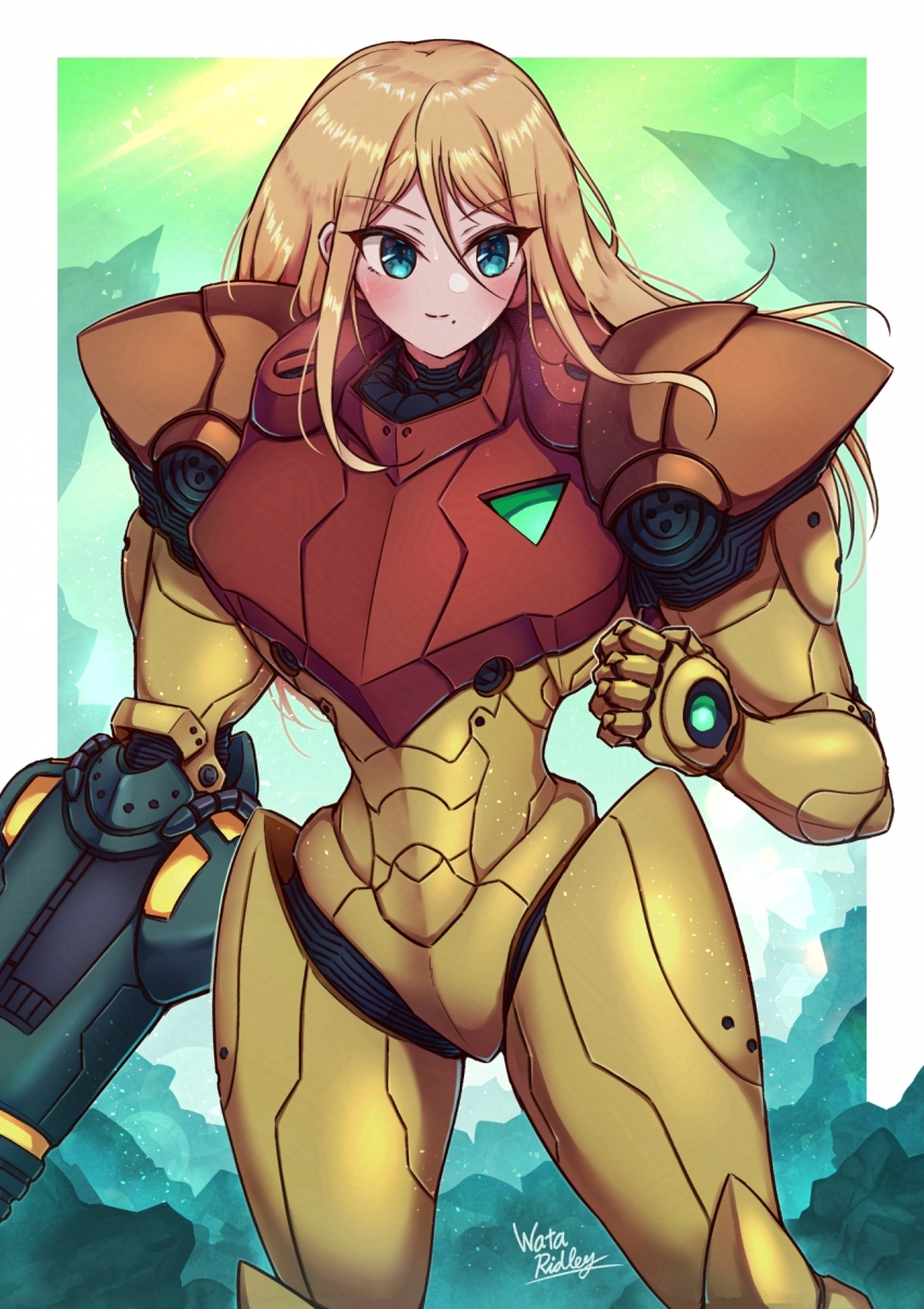 1girl arm_cannon armor blonde_hair blush border cowboy_shot green_background green_eyes highres metroid nintendo no_headwear orange_armor power_suit_(metroid) samus_aran smile solo wakaba_(wata_ridley) weapon white_border
