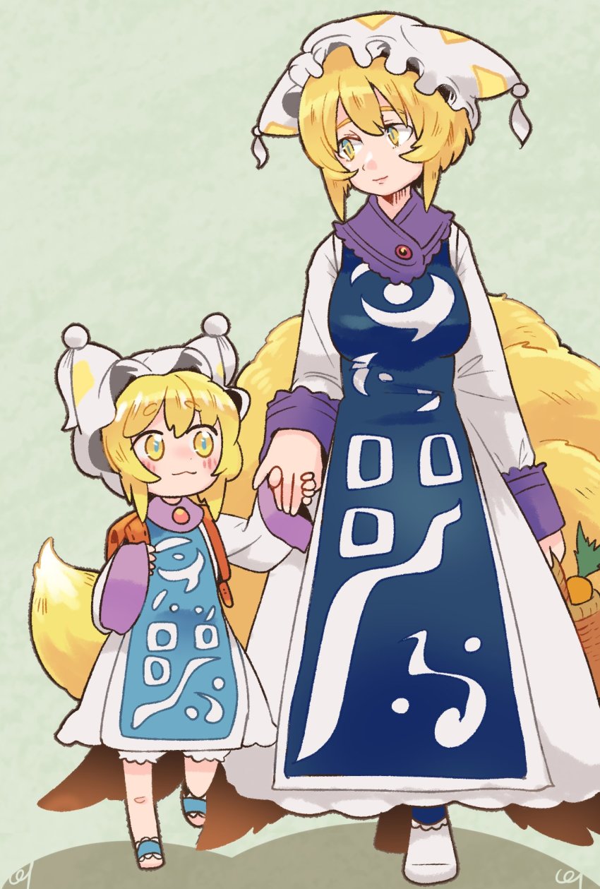 2girls :3 aged_down animal_ears animal_hat backpack bag basket blonde_hair breasts dress flat_chest fox_ears fox_tail full_body grey_background hat highres holding holding_basket holding_hands large_breasts light_smile mob_cap multiple_girls multiple_tails mob_cap pmx randoseru short_hair simple_background tabard tail touhou white_dress yakumo_ran yellow_eyes