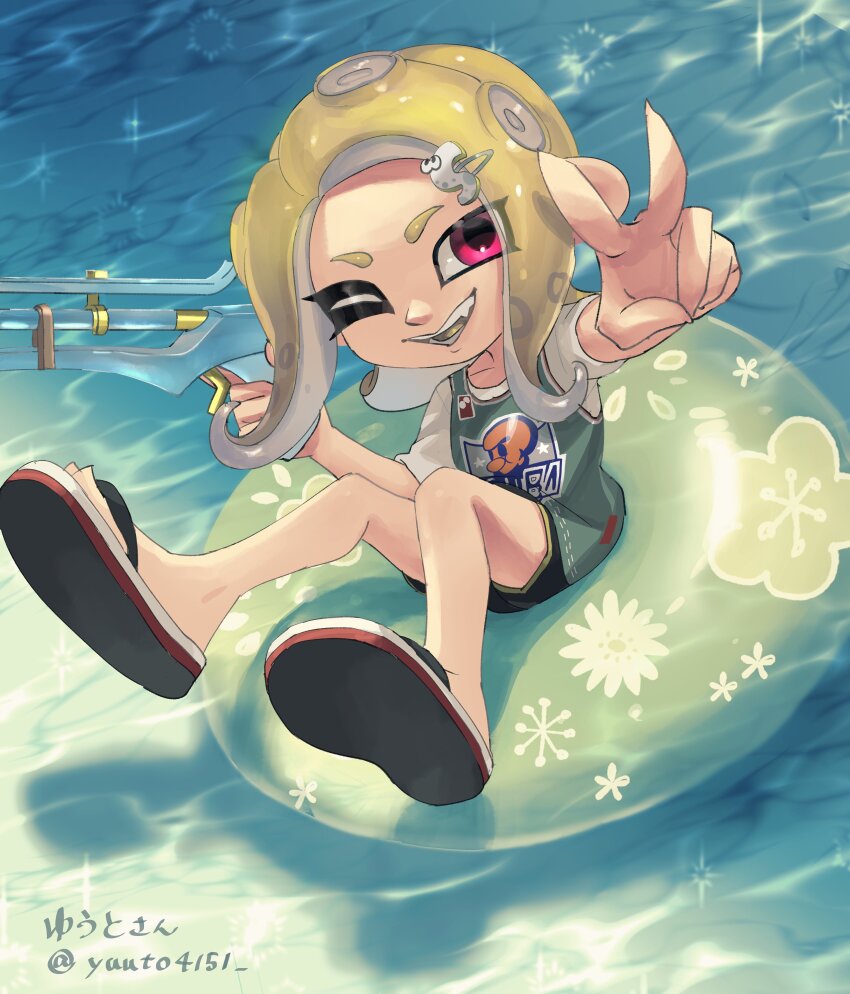 1girl absurdres basketball_jersey blonde_hair commentary_request flip-flops green_shirt gun hair_ornament hairclip highres holding holding_gun holding_weapon koyomi_yamai medium_hair nintendo octoling octoling_girl octoling_player_character one_eye_closed open_mouth print_shirt red_eyes sandals shirt smile solo splatoon_(series) splatoon_3 squiffer_(splatoon) teeth tentacle_hair v water weapon