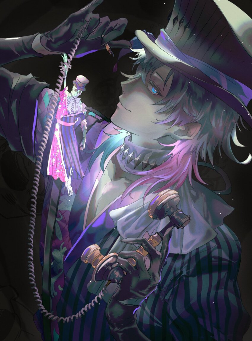 1boy argyle_clothes argyle_coat black_background black_gloves blue_eyes blue_hair closed_mouth coat diamond_choker gavis_bettel gavis_bettel_(1st_costume) gloves grey_hair hat highres holding holding_phone holostars holostars_english jerry_(gavis_bettel) looking_at_viewer male_focus medium_hair multicolored_coat multicolored_hair phone pink_hair riz_tempura scarf skeleton smile striped_coat top_hat vertical-striped_coat virtual_youtuber white_scarf