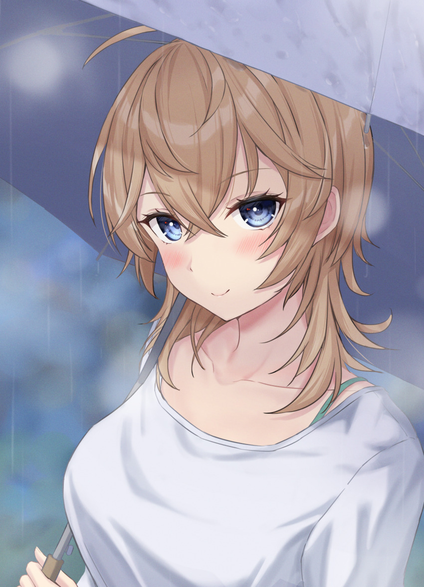 1girl absurdres ahoge blonde_hair blue_eyes breasts crossed_bangs hair_between_eyes highres holding holding_umbrella kantai_collection large_breasts looking_at_viewer medium_hair monoku official_alternate_costume rain shirt smile solo tuscaloosa_(kancolle) umbrella upper_body white_shirt