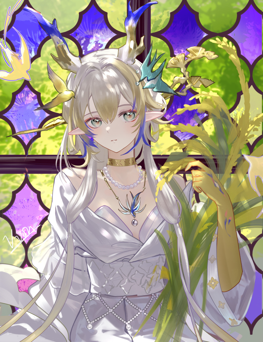 1girl absurdres arknights bare_shoulders blonde_hair blue_hair dragon_girl dragon_horns dress hand_up highres horns jewelry light_smile multicolored_hair necklace pearl_necklace pointy_ears shu_(arknights) shu_(bingwenyuyou)_(arknights) sitting v-von white_dress white_hair