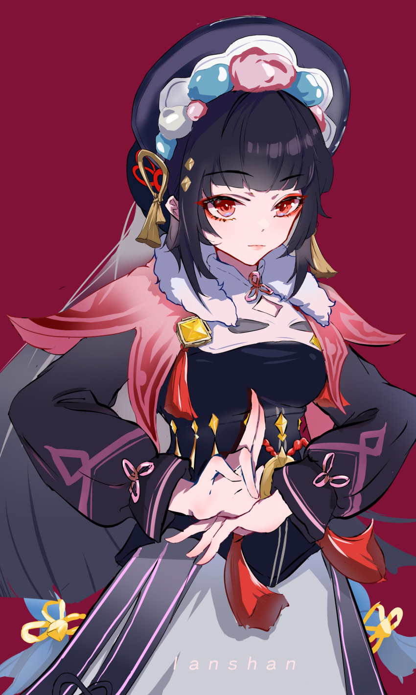 1girl absurdres black_dress black_hair black_hat blunt_bangs breasts cowboy_shot dress fur_collar genshin_impact hat highres hime_cut lanshan long_hair looking_at_viewer medium_breasts puffy_sleeves red_background red_eyes sidelocks solo standing very_long_hair yun_jin_(genshin_impact)