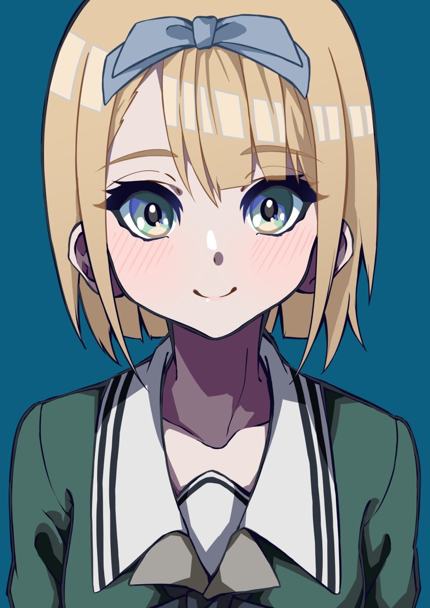 1girl 22/7 asymmetrical_bangs black_bow black_bowtie blonde_hair blue_background blue_bow blue_hairband blush bob_cut bow bow_hairband bowtie closed_mouth green_eyes green_shirt hair_bow hairband highres inverted_bob lionmaru0808 long_sleeves looking_at_viewer portrait rokubanchou_school_uniform sailor_collar saito_nicole school_uniform serafuku shirt short_hair simple_background smile solo white_sailor_collar winter_uniform