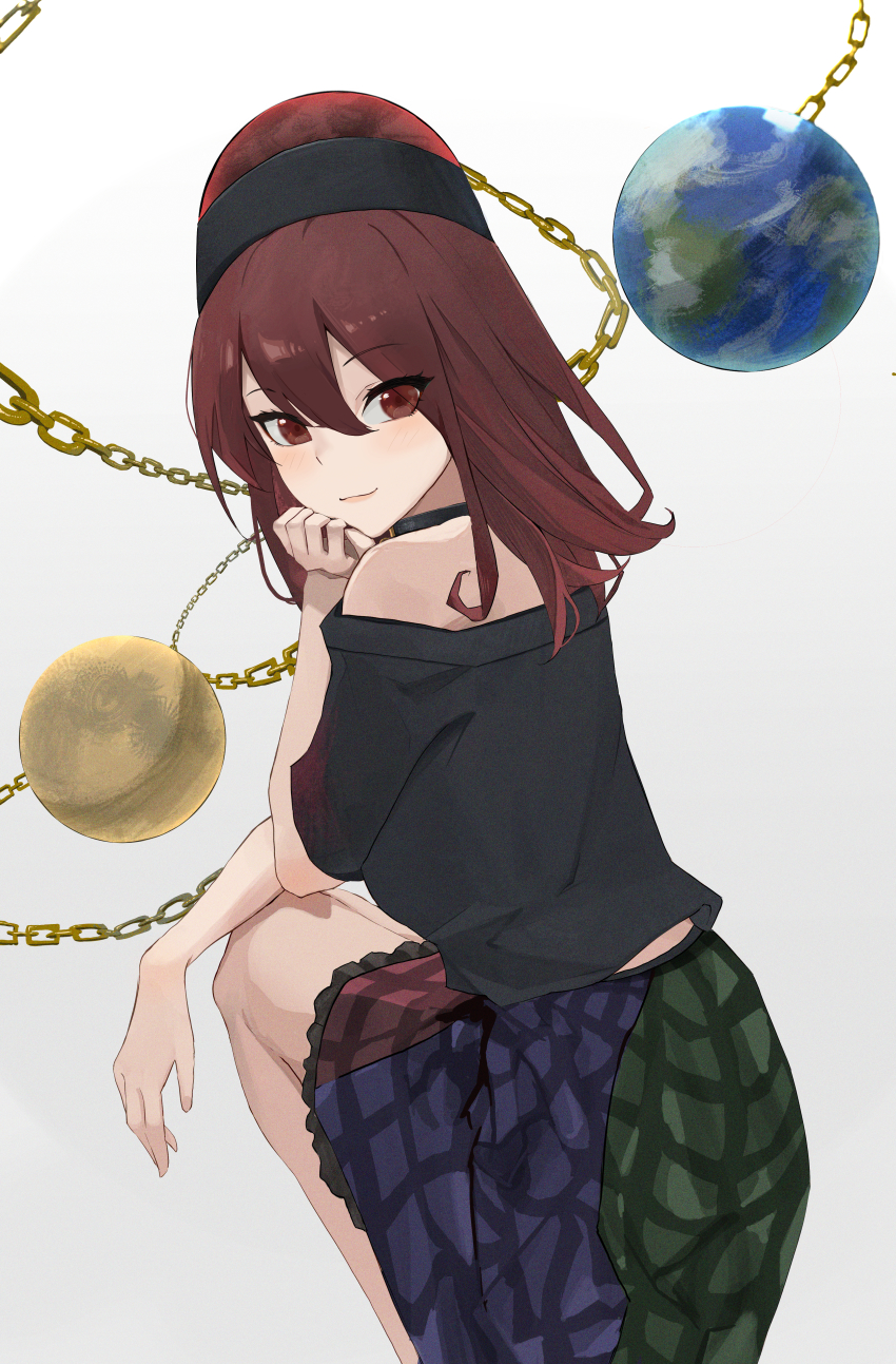1girl absurdres black_headwear black_shirt chain closed_mouth earth_(ornament) feet_out_of_frame hair_between_eyes hecatia_lapislazuli highres looking_at_viewer moon_(ornament) multicolored_skirt off-shoulder_shirt off_shoulder palulap red_eyes red_hair shirt short_hair short_sleeves skirt smile solo t-shirt touhou