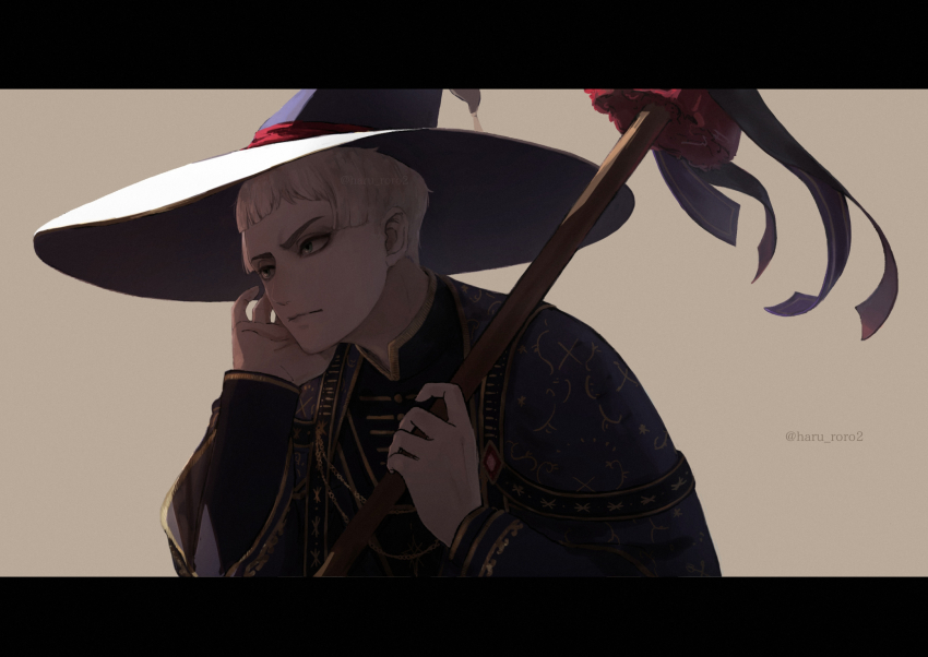 1boy blue_hat broom closed_mouth commentary_request green_eyes hat highres holding holding_broom letterboxed long_sleeves looking_ahead male_focus robe rollo_flamme roro_(haru_roro2) short_hair solo twisted_wonderland twitter_username upper_body v-shaped_eyebrows white_hair witch_hat